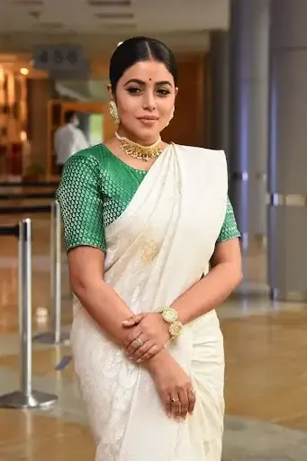 SOUTH INDIAN ACTRESS POORNA IMAGES IN WHITE SAREE 9